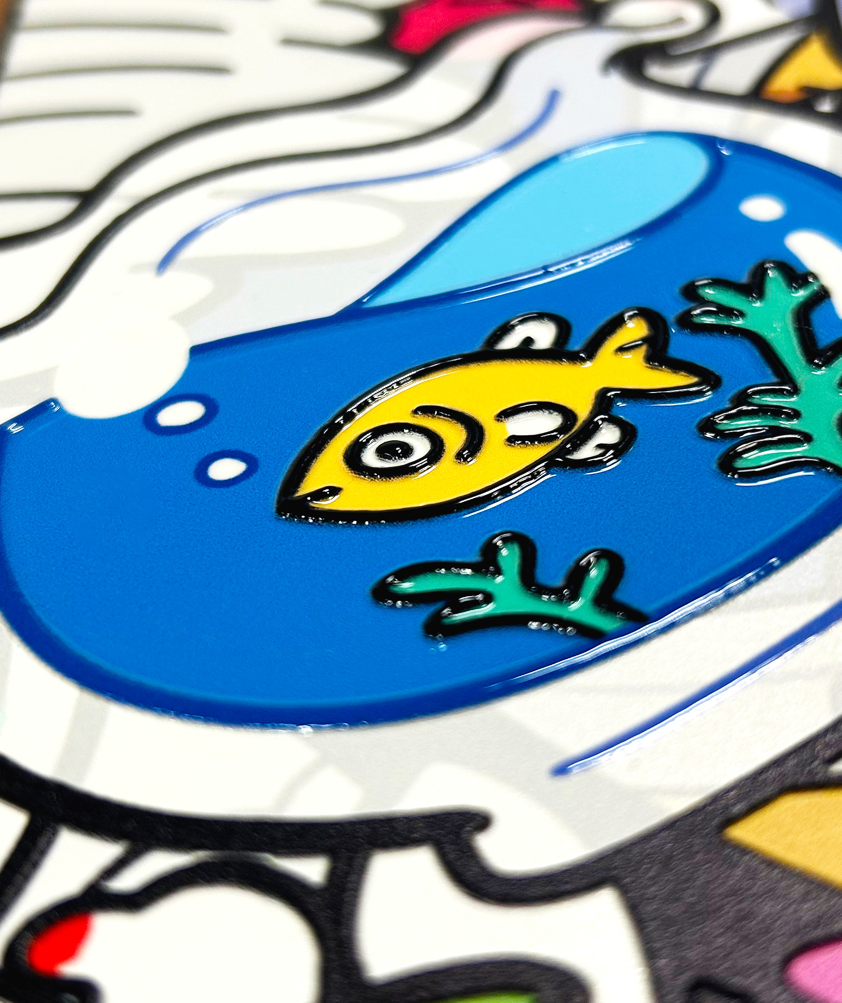 版画作品のアップ（魚のモチーフ）